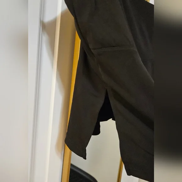 Klassy network split hem black tank top - Picture 2 of 4